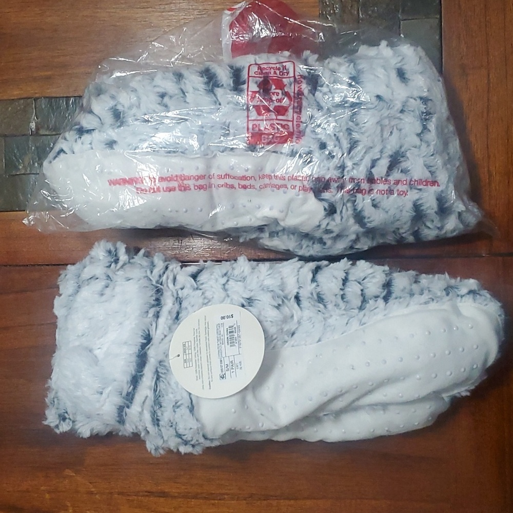 2 pair New Unused Slipper Booties with Grippers SUPER SOFT Size S/M (5-7)